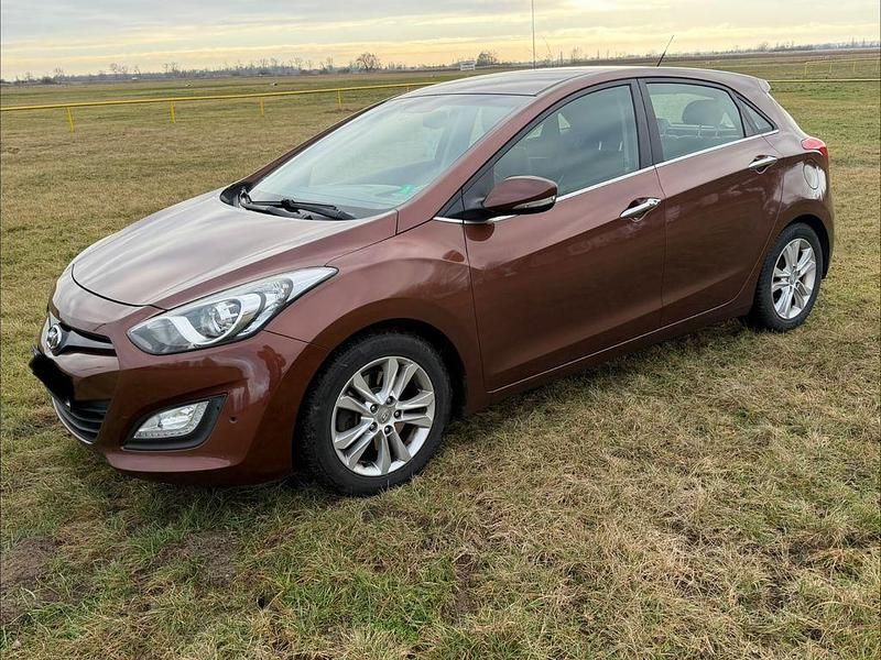 Braun Gebraucht 2014 Hyundai i30 Trend Limousine | 5.350 € (Guter Preis) - Bild 1/4