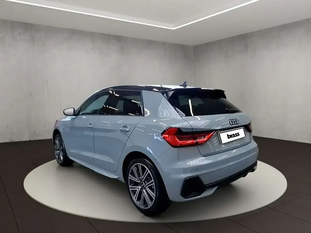 Neu Audi A1 S-Line 116 PS (85 kW) 2026 Pfeilgrau perleffekt mythossch SUV