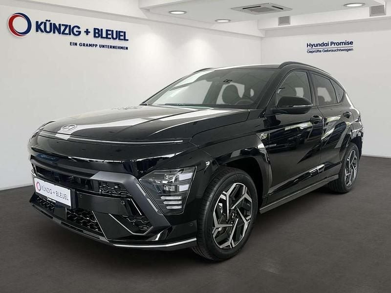 Abyss black / mic Gebraucht 2025 Hyundai Kona N Line SUV | 33.400 € (Etwas zu teuer) - Bild 1/4