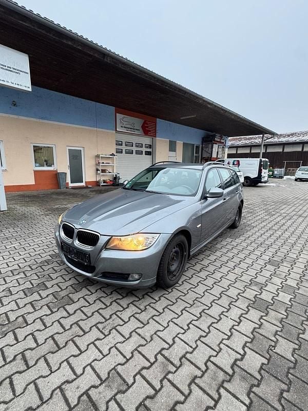 Gebraucht BMW 320 177 PS (130 kW) 2009 Grau Kombi
