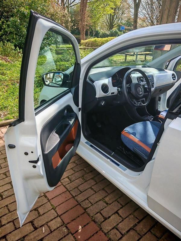 Second-hand VW up! 75 CP (55 kW) 2015 Alb Hatchback