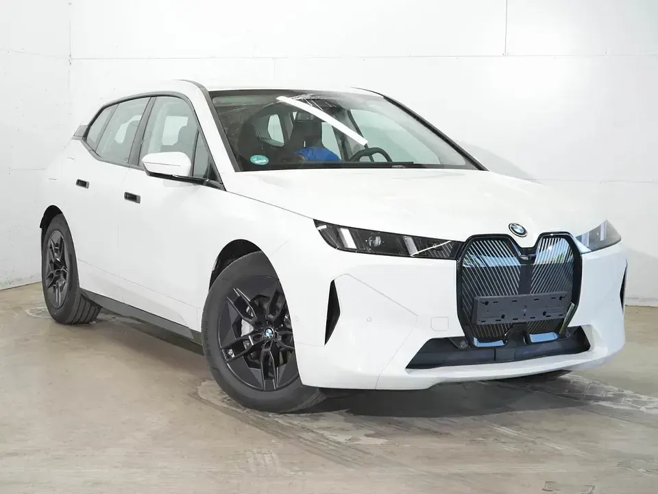Gebraucht BMW iX 300 kW (408 PS) 2025 Alpinweiß SUV