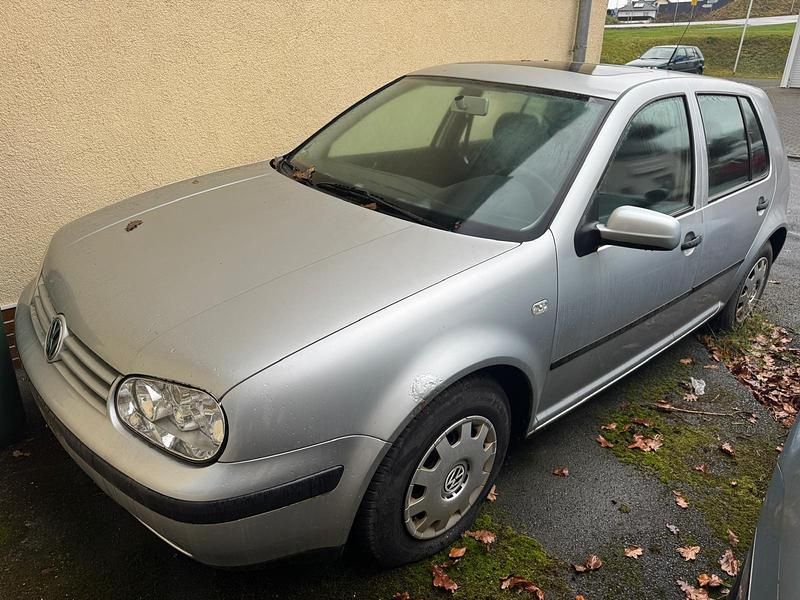Silber Gebraucht 2001 VW Golf IV Kleinwagen | 400 € (Superpreis) - Bild 1/4