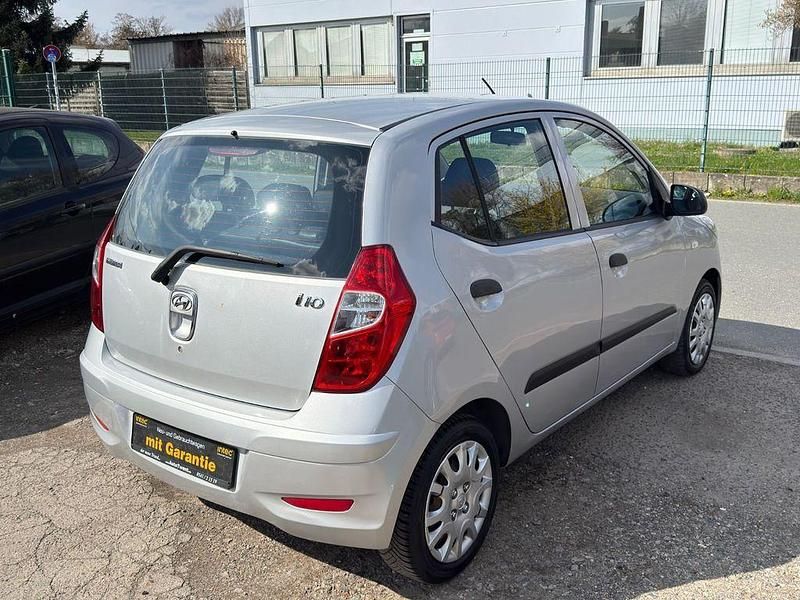 Gebraucht Hyundai i10 Edition 69 PS (50 kW) 2012 Silber Kleinwagen