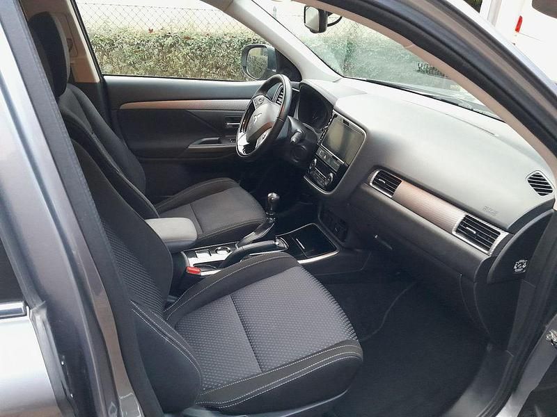 Gebraucht Mitsubishi Outlander Plus 150 PS (110 kW) 2018 Grau SUV