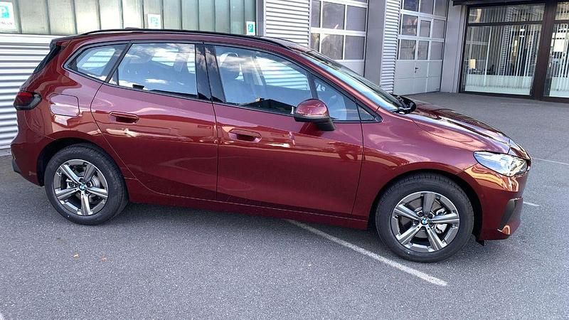 Piemont rot metallic Neu 2025 BMW 220 Van / Kleinbus | 32.990 € (Superpreis) - Bild 1/4