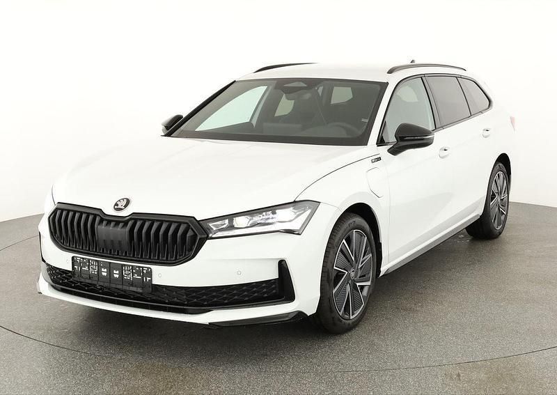 Kristall weiß Neu 2025 Skoda Superb SportLine Kombi | 49.495 € (Fairer Preis) - Bild 1/4