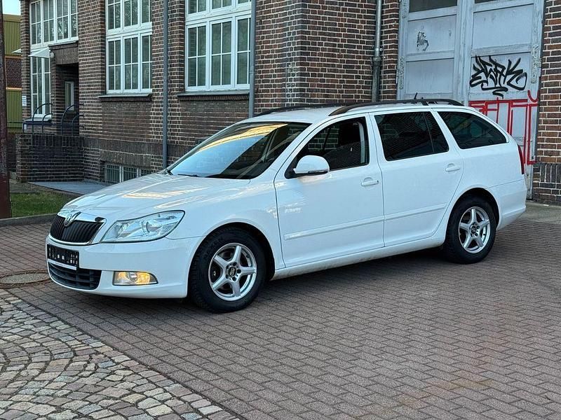 Gebraucht Skoda Octavia Elegance 105 PS (77 kW) 2012 Weiß Kombi