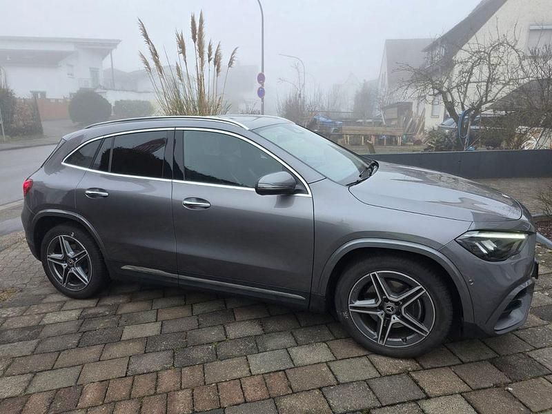 Gebraucht Mercedes GLA180 AMG 116 PS (85 kW) 2025 Grau SUV