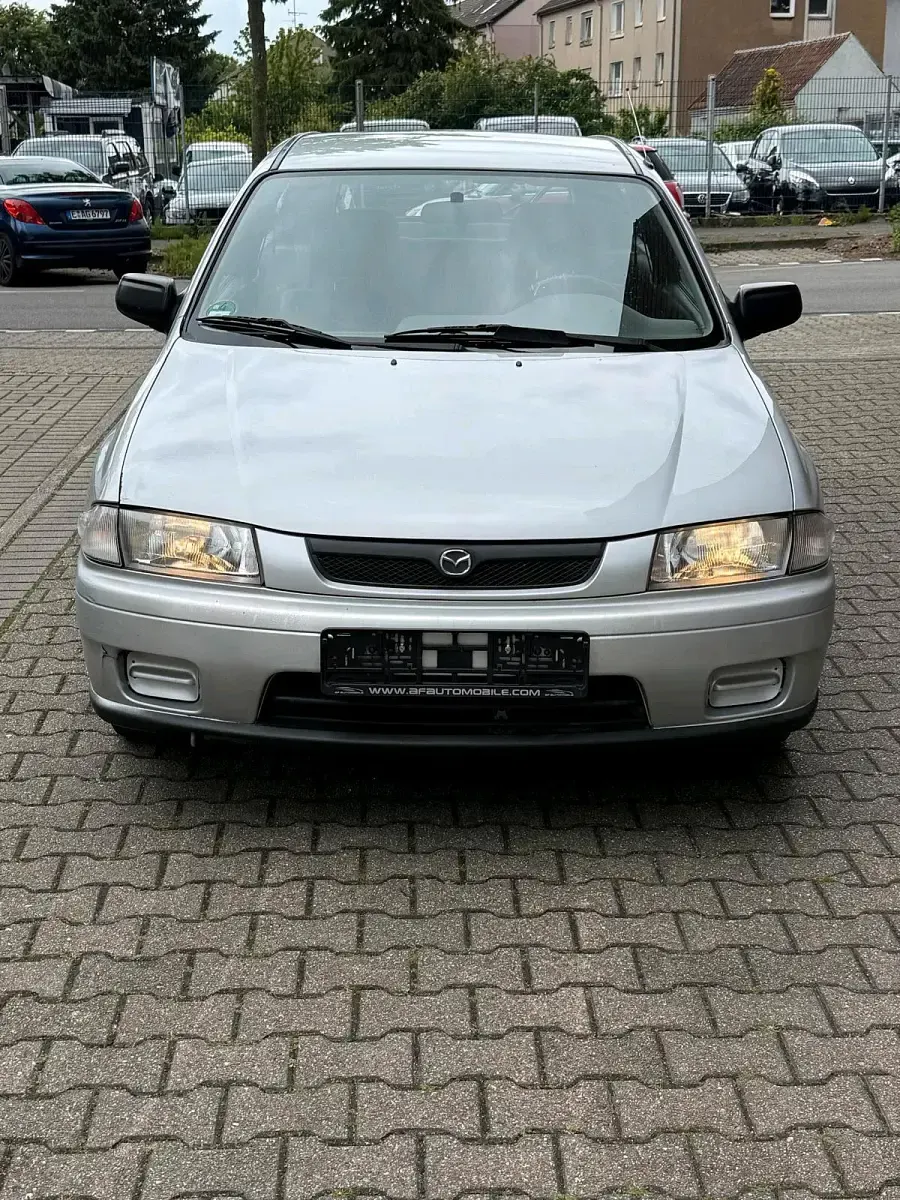 Używany Mazda 323 88 KM (64 kW) 1998 Srebrny Hatchback