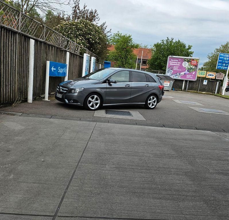 Grau Gebraucht 2013 Mercedes B180 Van / Kleinbus | 8.250 € (Superpreis) - Bild 1/4