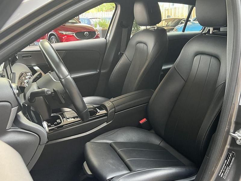 Gebraucht Mercedes A200 Progressive 163 PS (119 kW) 2019 Mountaingrau  met. Limousine