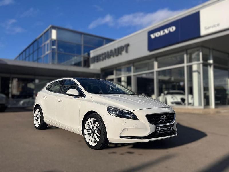 Weiss Gebraucht 2012 Volvo V40 Summum Kombi | 10.950 € (Fairer Preis) - Bild 1/4