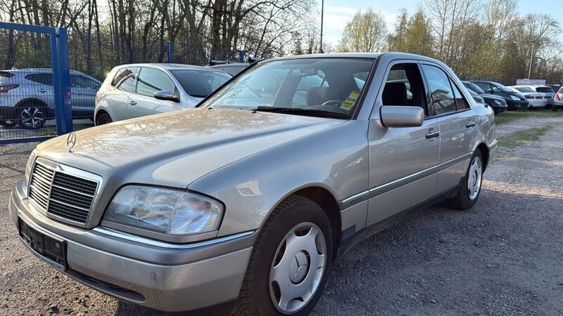 Silber Gebraucht 1993 Mercedes C220 Elegance Limousine | 2.699 € - Bild 1/4