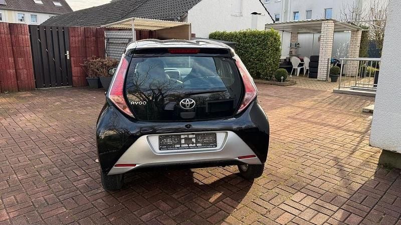 Gebraucht Toyota Aygo 69 PS (50 kW) 2018 Schwarz Kleinwagen