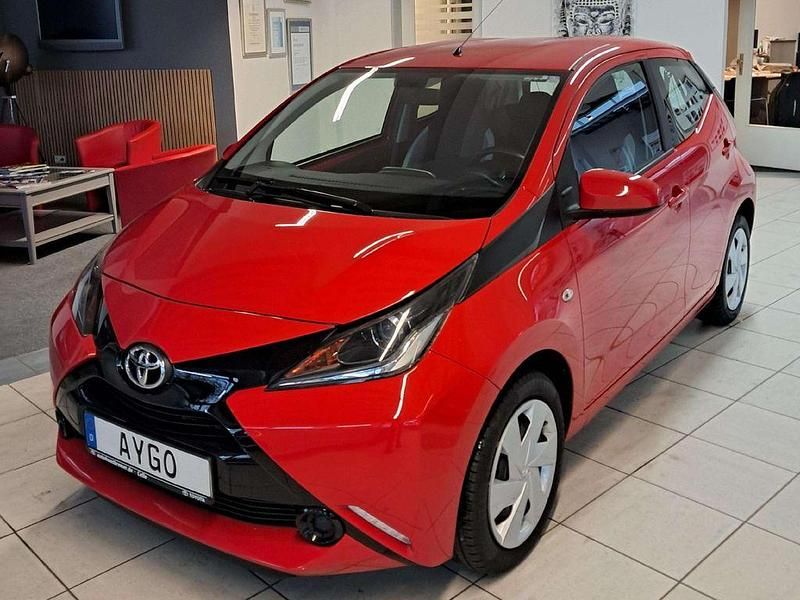Rot Gebraucht 2018 Toyota Aygo X-play Kleinwagen | 8.900 € (Fairer Preis) - Bild 1/4