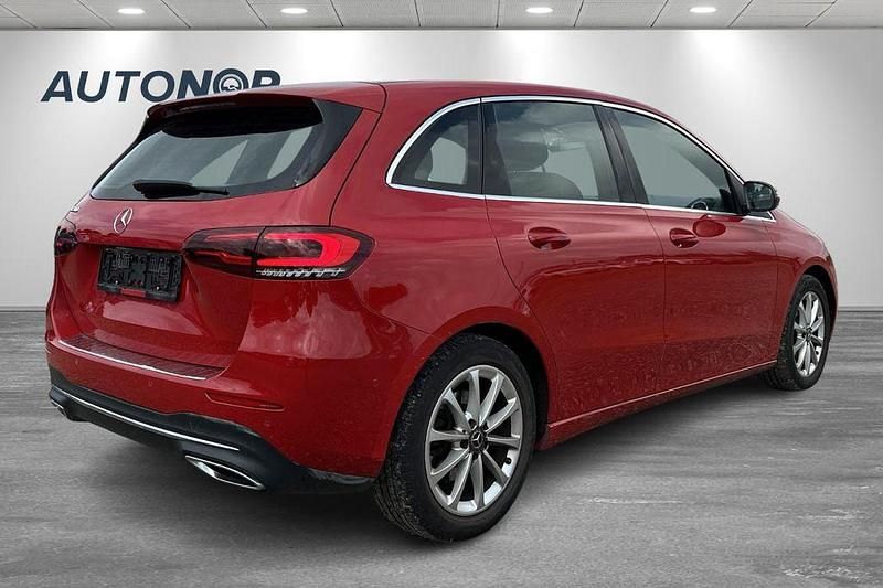 Gebraucht Mercedes B200 163 PS (119 kW) 2019 Rot Van / Kleinbus