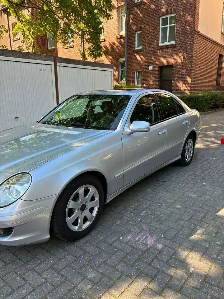 Gebraucht Mercedes E220 Elegance 170 PS (125 kW) 2007 Grau Limousine