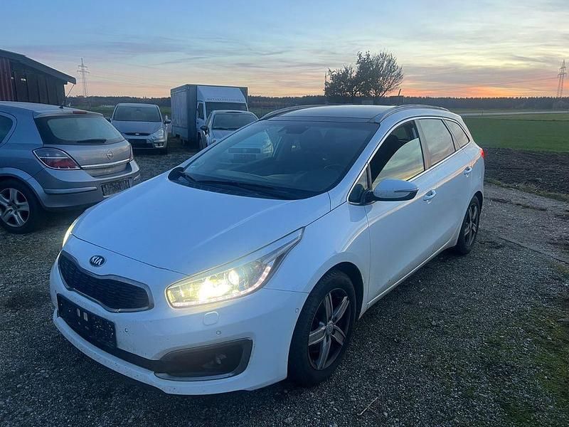 Weiß Gebraucht 2015 Kia Ceed Sportswagon Spirit Kombi | 6.999 € (Superpreis) - Bild 1/4
