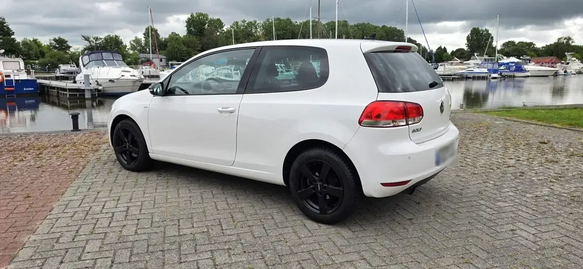Gebraucht VW Golf VI 105 PS (77 kW) 2012 Weiß Kleinwagen