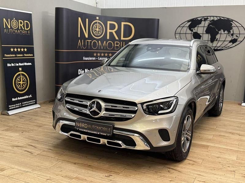 Mojavesilber metallic (metallic) Gebraucht 2021 Mercedes GLC220 Exclusive SUV | 33.700 € (Fairer Preis) - Bild 1/3