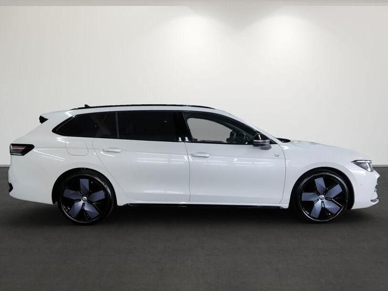 Gebraucht VW Passat R-line 150 PS (110 kW) 2024 (oryxweiß perlmutteffekt) Kombi