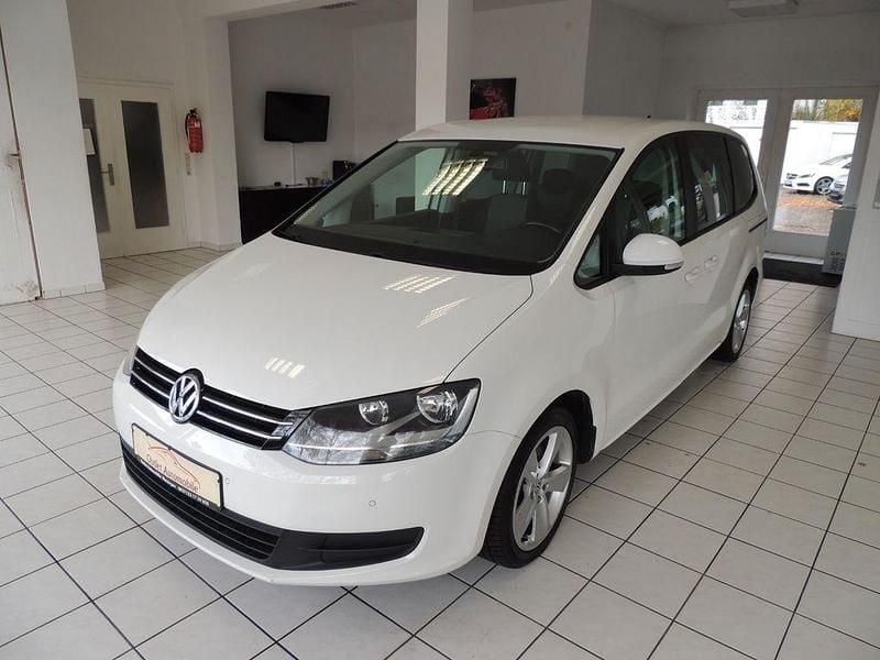 Weiß Gebraucht 2010 VW Sharan Trendline Van / Kleinbus | 11.999 € (Teuer) - Bild 1/4