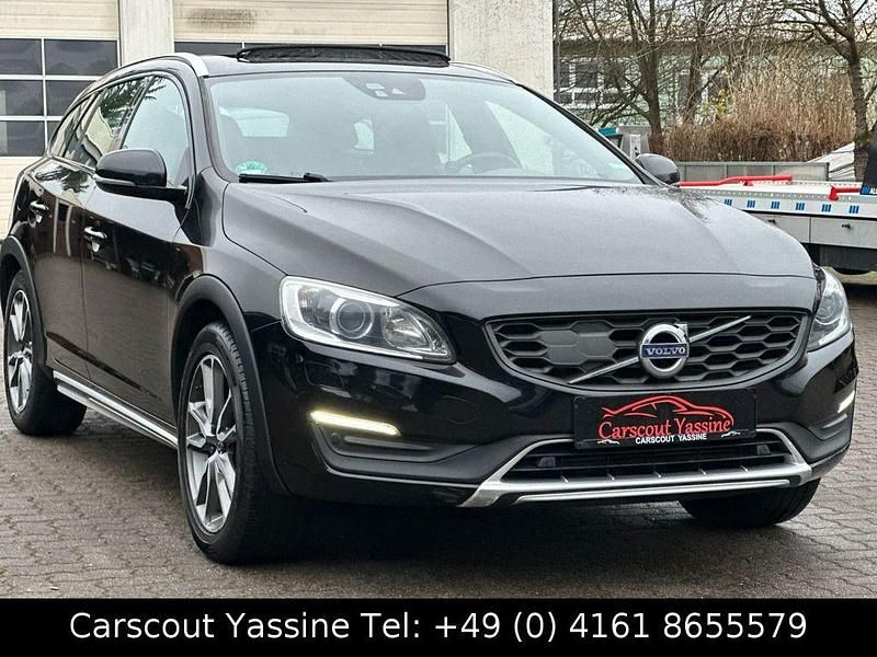 Schwarz Gebraucht 2016 Volvo V60 CC Summum Kombi | 15.890 € (Etwas zu teuer) - Bild 1/4