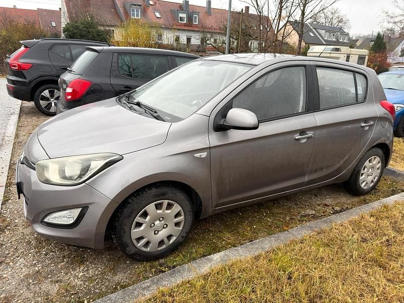 Grau Gebraucht 2012 Hyundai i20 Edition Kleinwagen | 4.700 € (Fairer Preis) - Bild 1/4