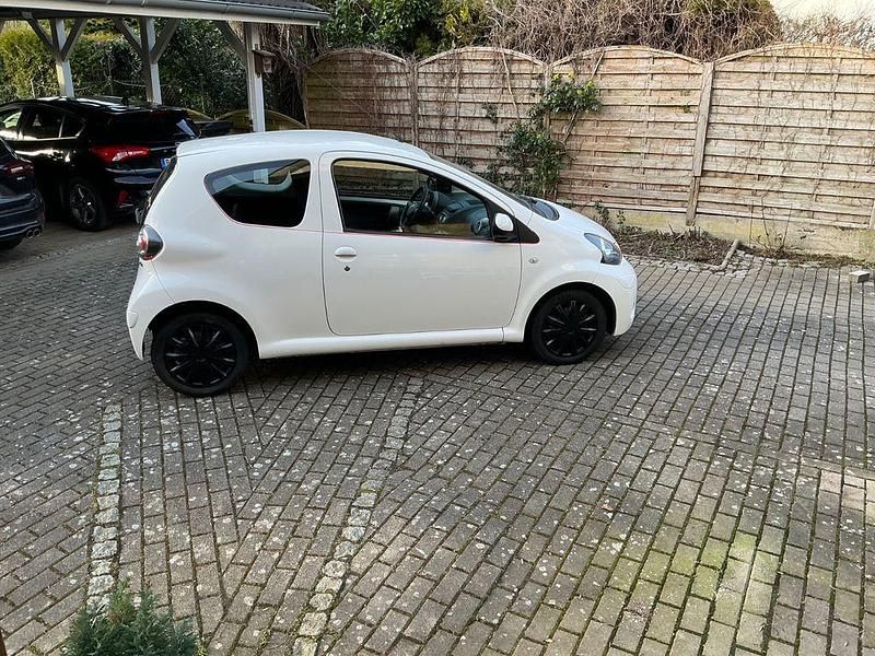 Gebraucht Toyota Aygo 69 PS (50 kW) 2014 Weiß Kleinwagen