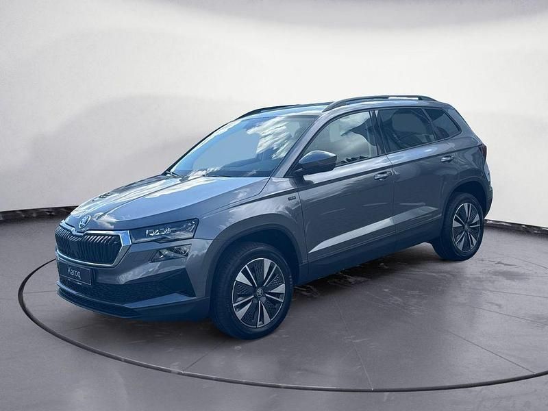Grau Neu 2025 Skoda Karoq Tour SUV | 47.870 € - Bild 1/4