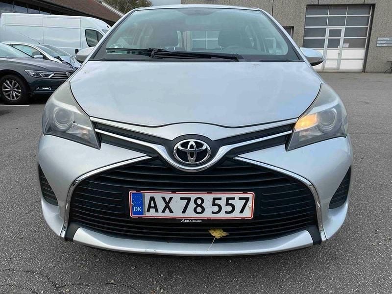 Grau Gebraucht 2015 Toyota Yaris Comfort Limousine | 3.200 € (Guter Preis) - Bild 1/4