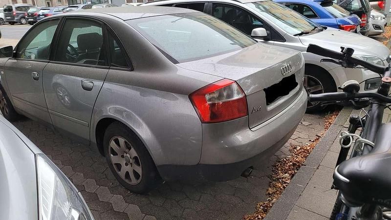 Silber Gebraucht 2002 Audi A4 Limousine | 700 € (Superpreis) - Bild 1/4