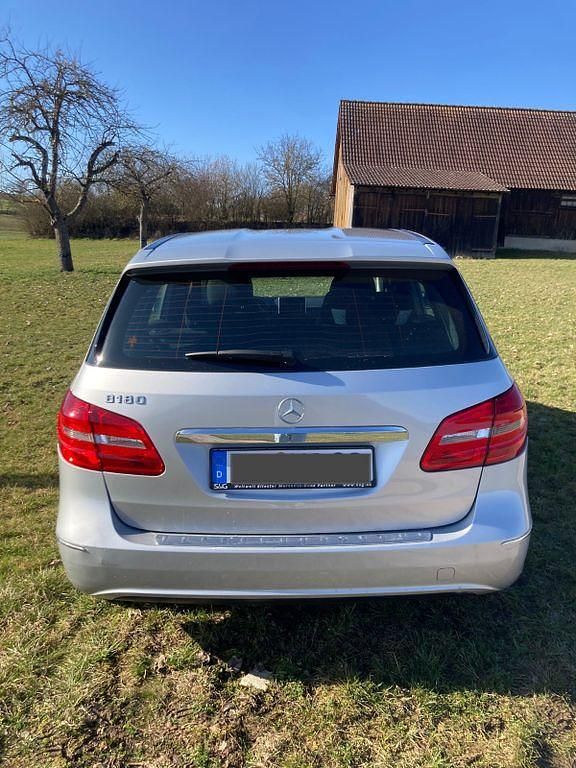 Gebraucht Mercedes B180 122 PS (89 kW) 2013 Silber Van / Kleinbus