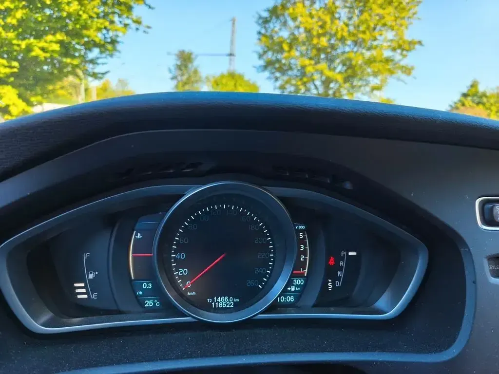 Gebraucht Volvo V40 CC Momentum 150 PS (110 kW) 2013 Weiß Kombi