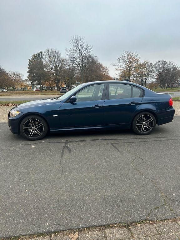 Blau Gebraucht 2011 BMW 320 Lifestyle Limousine | 6.000 € (Guter Preis) - Bild 1/2