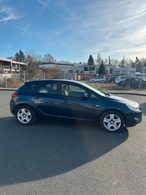 Gebraucht Opel Astra 100 PS (73 kW) 2012 Blau Kleinwagen