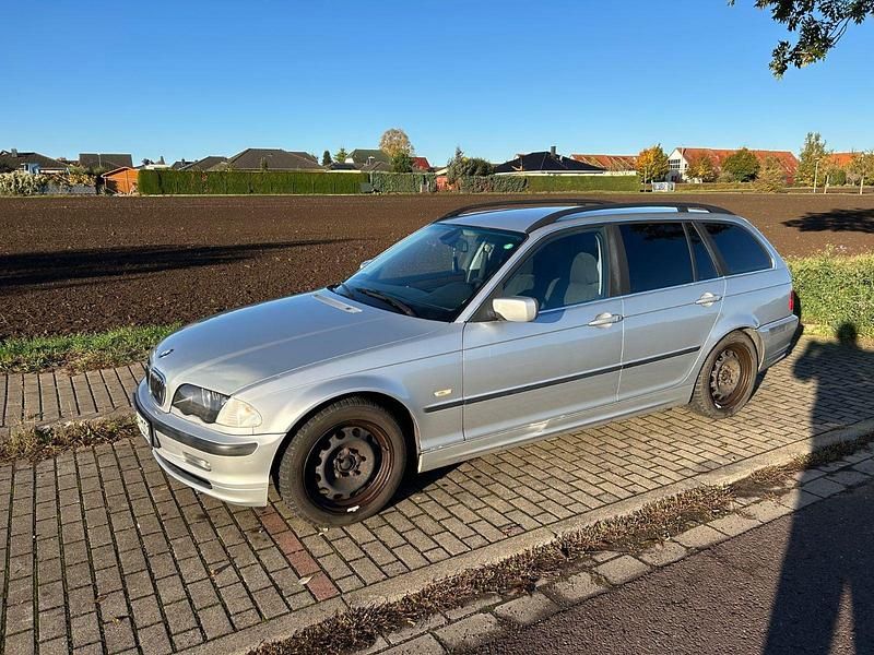 Silber Gebraucht 2001 BMW 320 Gran Turismo Kombi | 2.400 € - Bild 1/4