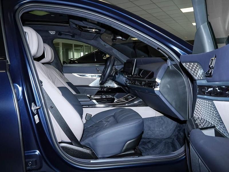 Gebraucht BMW 750e M Sport 489 PS (359 kW) 2024 Blau Limousine