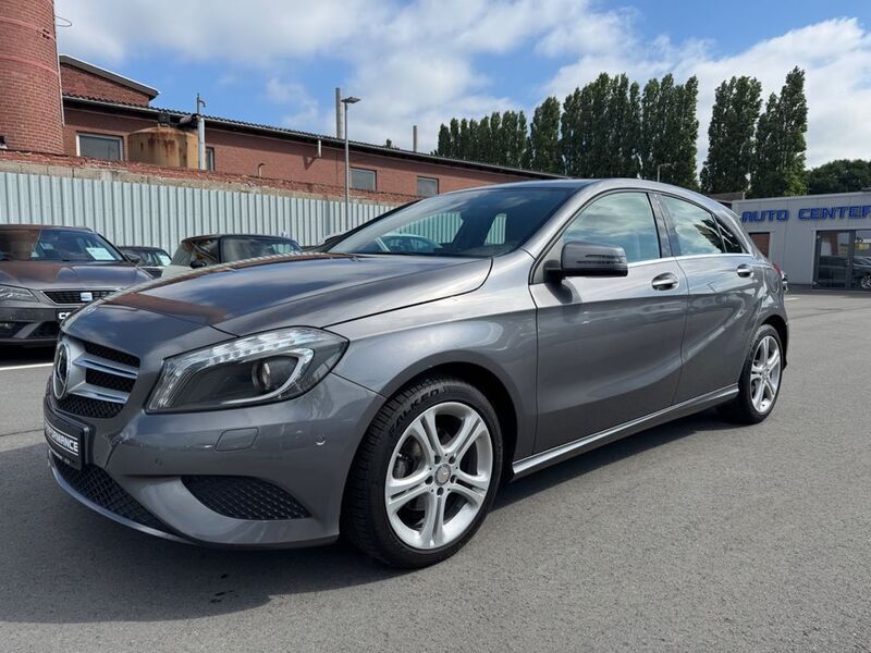 Grau Gebraucht 2015 Mercedes 180 Limousine | 13.900 € (Superpreis) - Bild 1/4