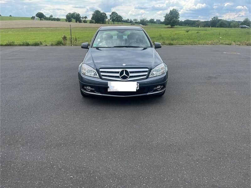 Grau Gebraucht 2010 Mercedes C180 Limousine | 9.500 € (Fairer Preis) - Bild 1/4