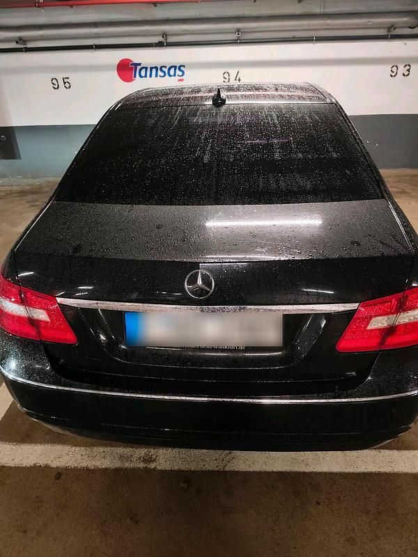 Gebraucht Mercedes E250 204 PS (150 kW) 2011 Schwarz Limousine