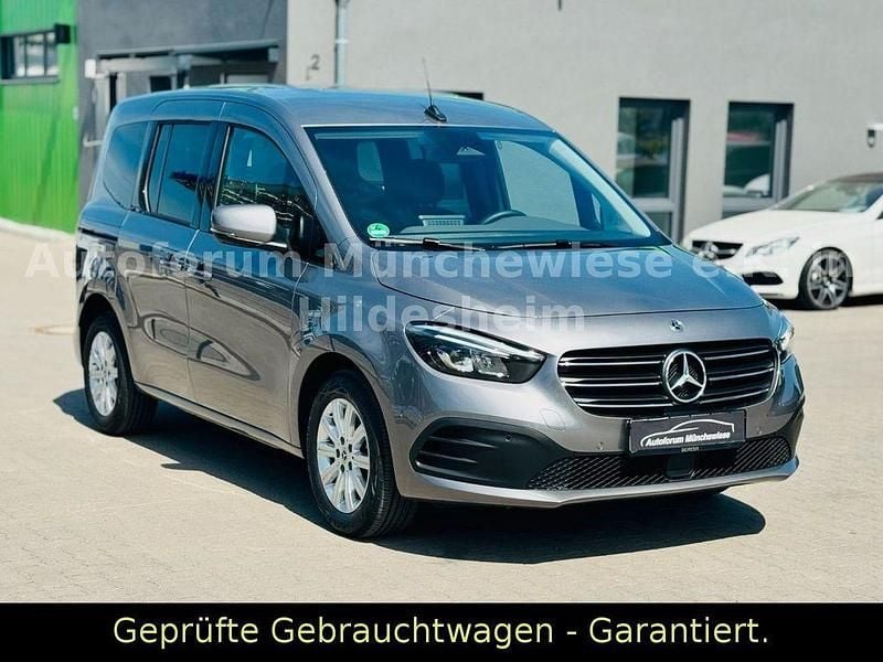Grau Gebraucht 2024 Mercedes T180 Edition Van / Kleinbus | 33.990 € (Fairer Preis) - Bild 1/4