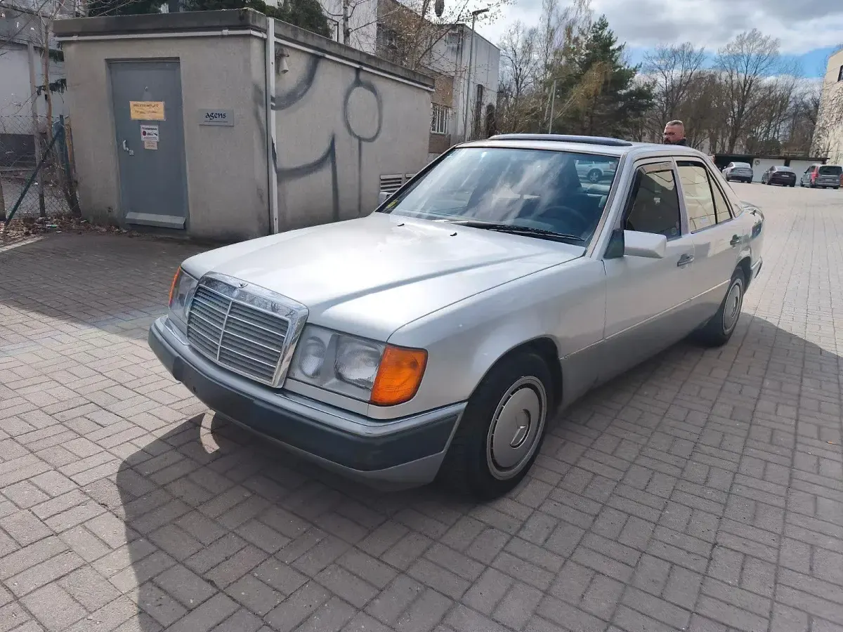 Gebraucht Mercedes 200 118 PS (86 kW) 1990 Silber Limousine