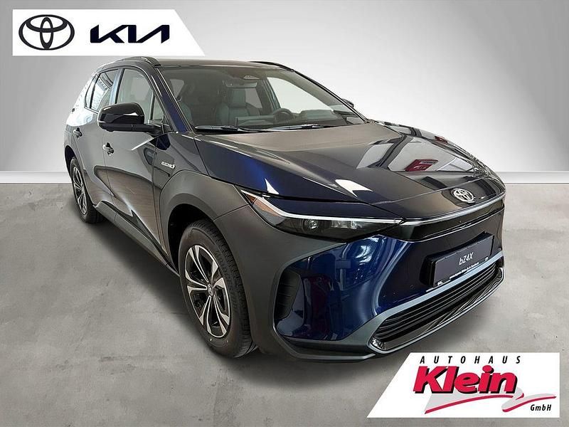 Regentblau mica Gebraucht 2023 Toyota bZ4X Basis SUV | 34.760 € (Fairer Preis) - Bild 1/4