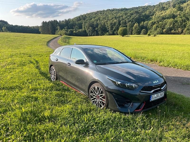 Grau Gebraucht 2023 Kia ProCeed GT Kleinwagen | 28.200 € (Fairer Preis) - Bild 1/4