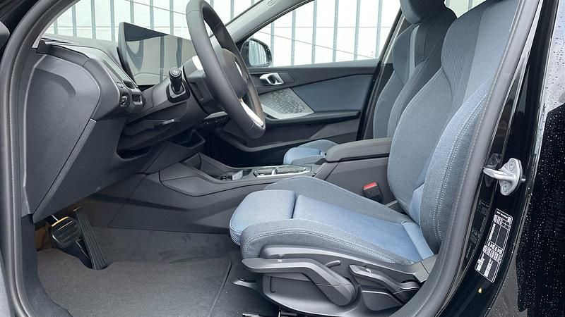 Gebraucht BMW 120 Efficient Dynamics 170 PS (125 kW) 2025 Saphirschwarz metallic Kleinwagen