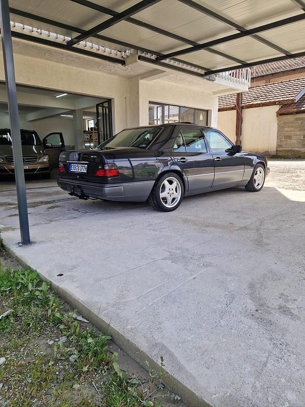 Gebraucht Mercedes E250 136 PS (100 kW) 1994 Schwarz Limousine