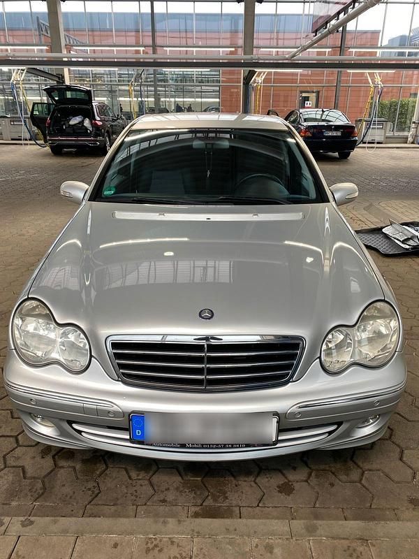 Grau Gebraucht 2005 Mercedes C180 Avantgarde Limousine | 4.900 € (Teuer) - Bild 1/4