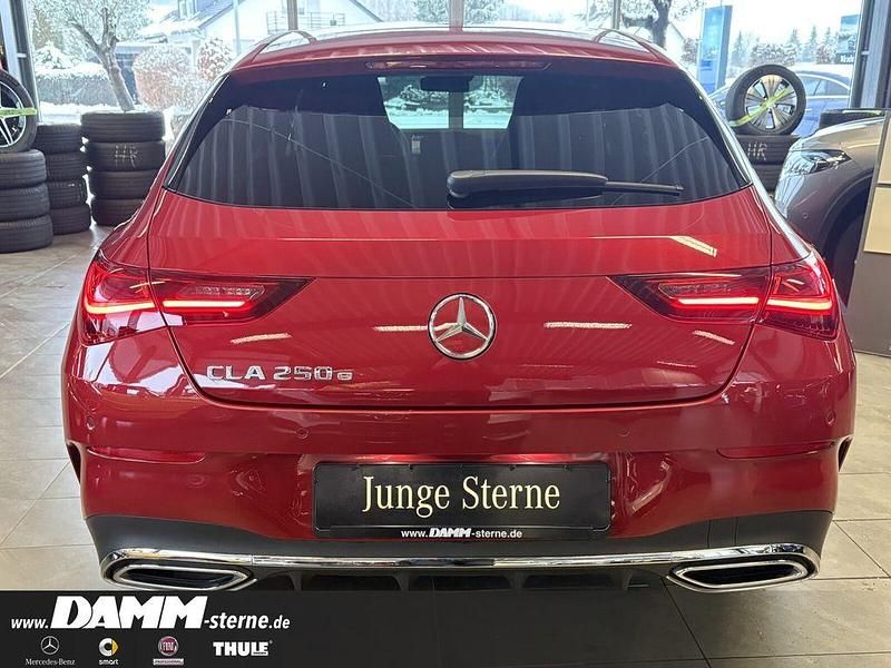 Gebraucht Mercedes CLA250e Shooting Brake Premium 218 PS (160 kW) 2024 Rot Kombi